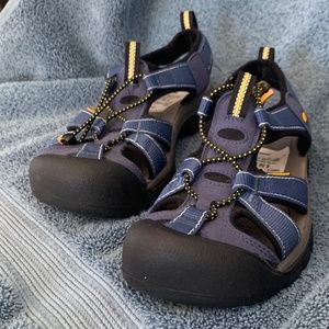 Brand New Keen Petrol Sandals/Water Shoes